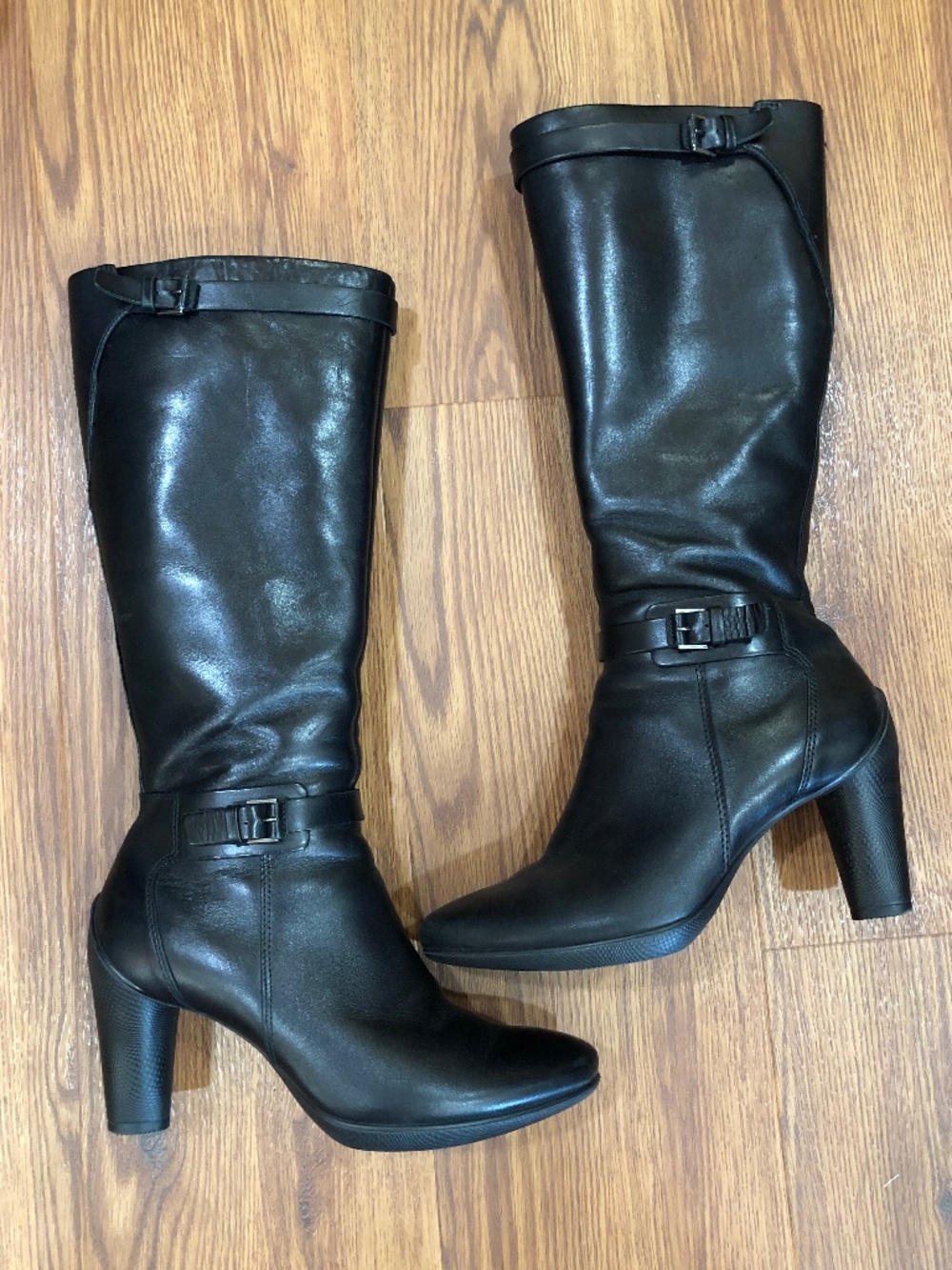 Ecco beautiful black boots with delicate buckle details Womens Size 38
